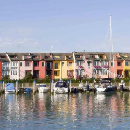 Colorful House With Pool And Garden Βίλα
