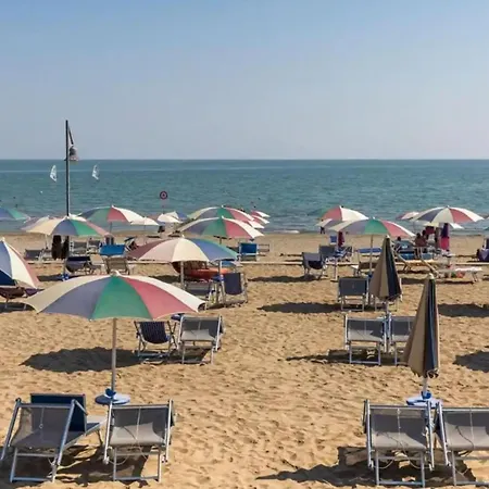 Colorful House With Pool And Garden וילה