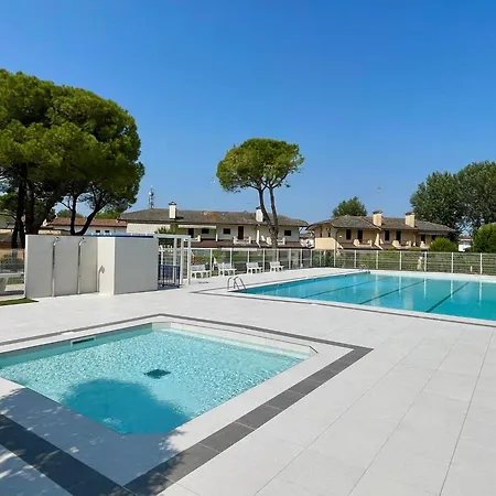 Βίλα Colorful House With Pool And Garden *