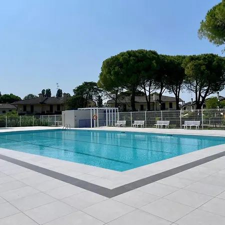 Colorful House With Pool And Garden וילה